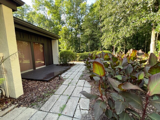Building Photo - Mid-Century Modern Oasis on 5+ Acres – Pri...