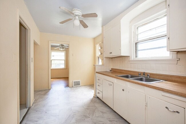 Building Photo - 2 BED 1.5  BATH BEAUTIFUL SINGLE FAMILY HO...