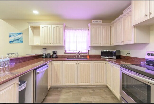 Building Photo - 102 W Corral St