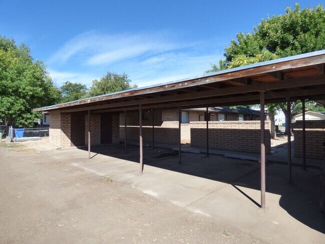 Building Photo - 2 Bedroom 1 Bath - Garden Level Apartment