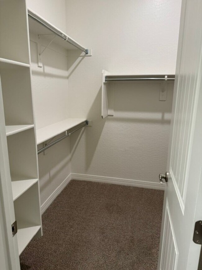 Building Photo - 5632 N Teaberry Ln