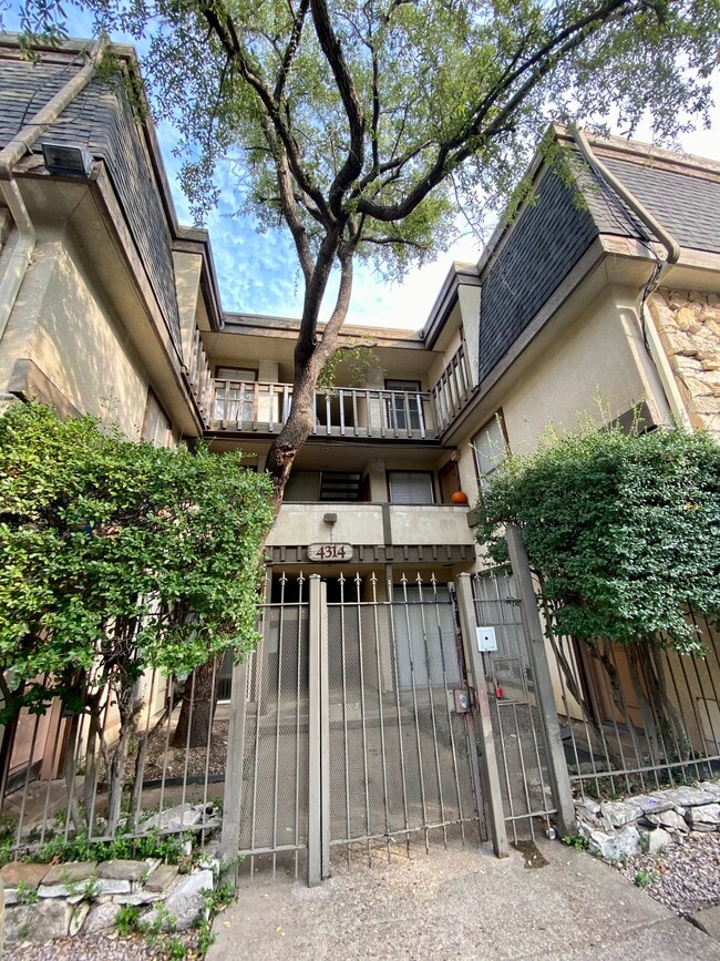 Building Photo - 4314 Travis St