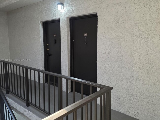 Building Photo - 10399 N Kendall Dr