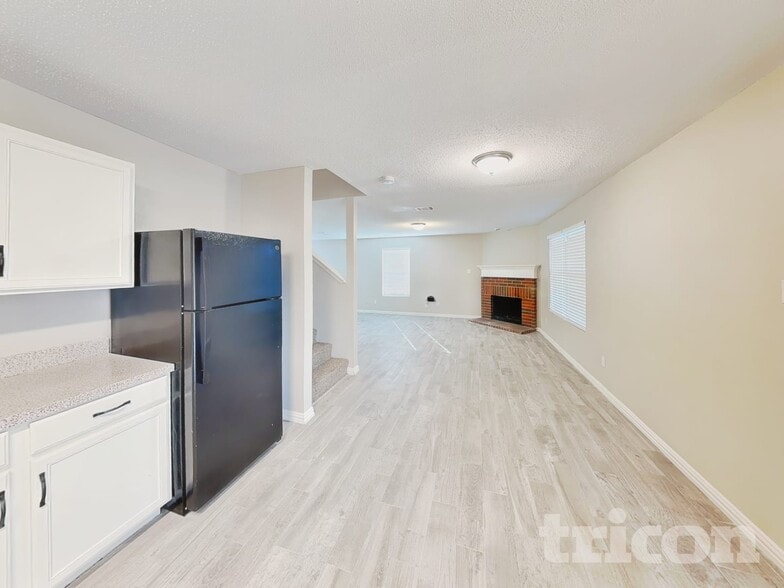 Building Photo - 210 Vivian Dr