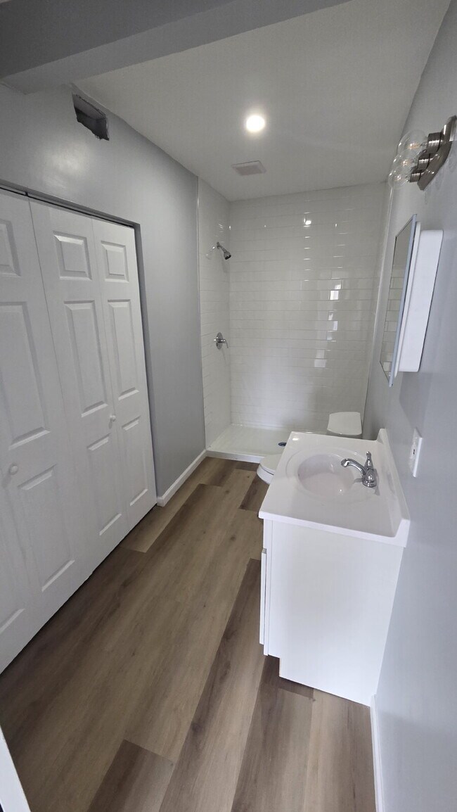 Building Photo - Exquisite 4 bed 3 bath with Air Conditioning