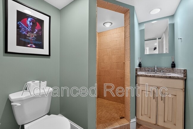 Building Photo - 528 S Curley St