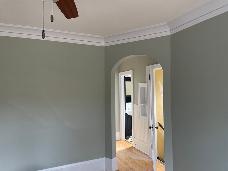 Building Photo - 320 E 5th St