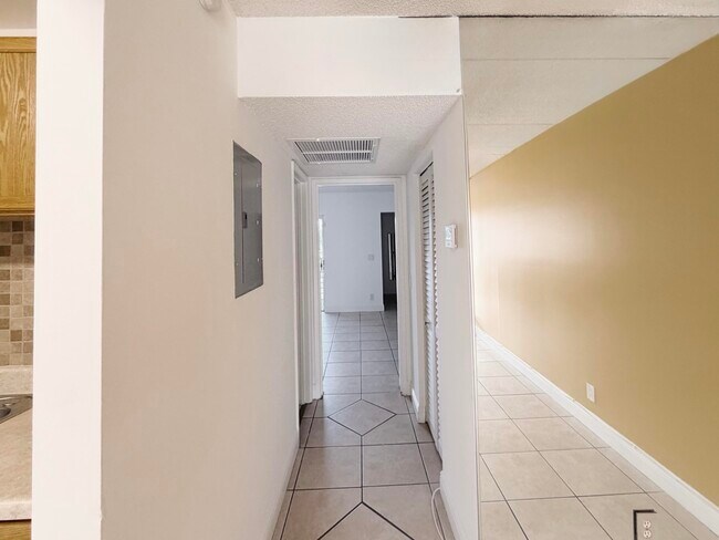 Building Photo - 600 Village Green Ct