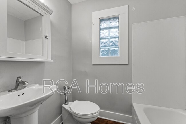 Building Photo - 528 1/2 E Raymond St.