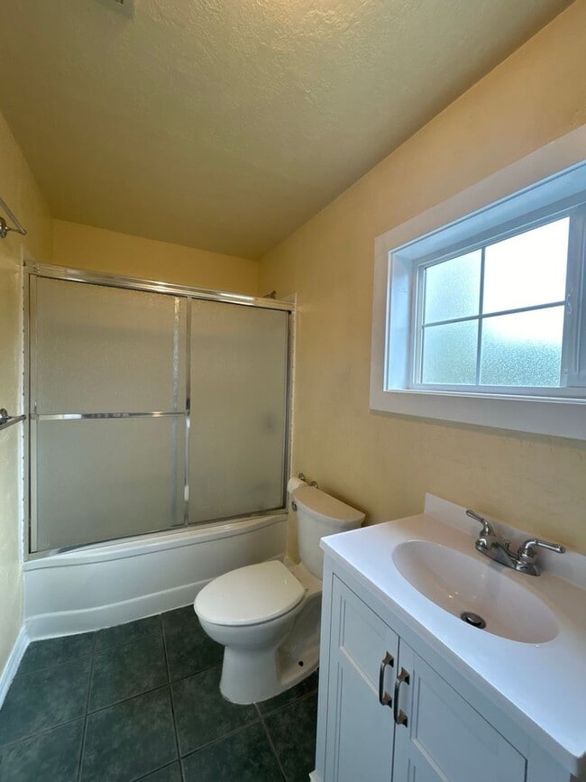 Building Photo - Downtown Redmond Charm 3 Bedroom / 1 Bath