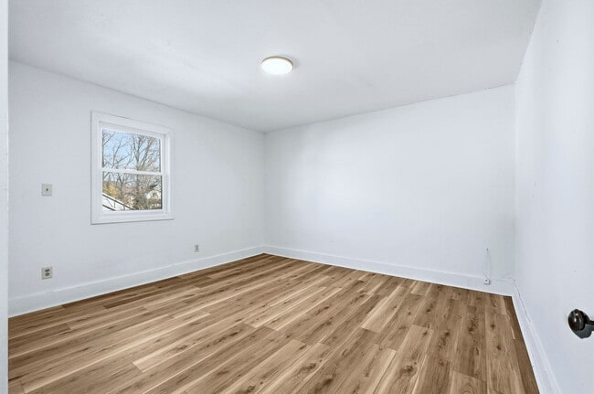 Building Photo - Newly Updated 3-Bedroom Home with Modern U...