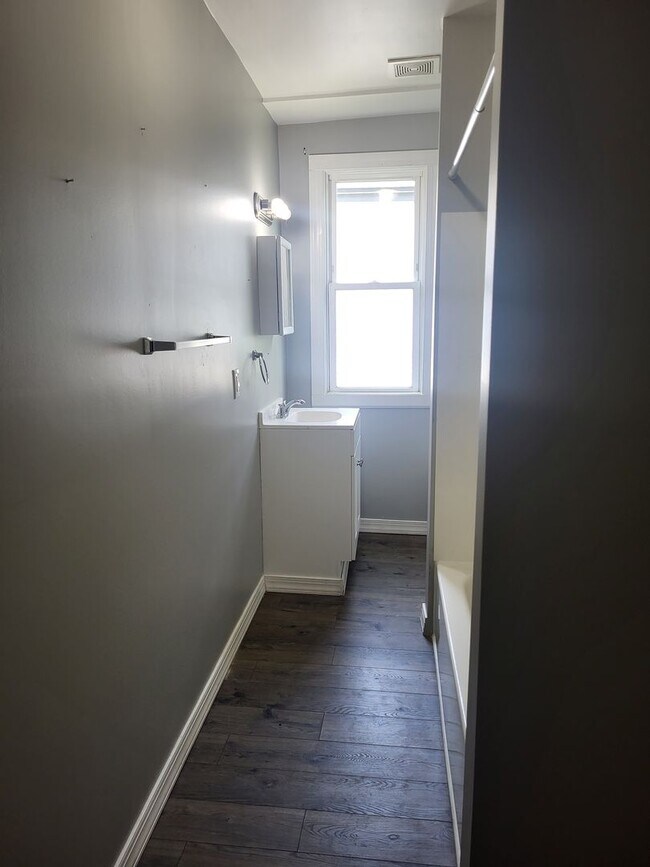 Building Photo - Spacious 2 bedroom in Mt Oliver! Available Now!