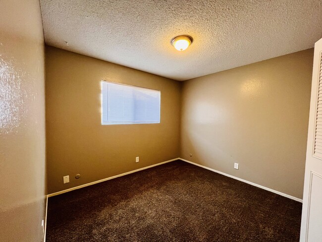 Building Photo - 3108 W Walnut Ave