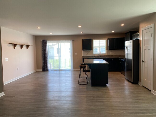 Building Photo - 7451 Pinwheel Dr