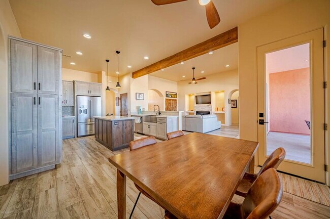 Building Photo - 335 Latigo Way