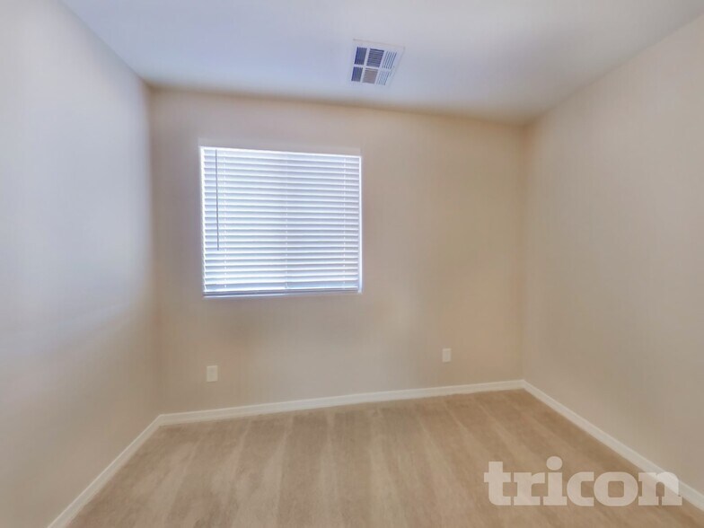 Building Photo - 880 W Busa Dr