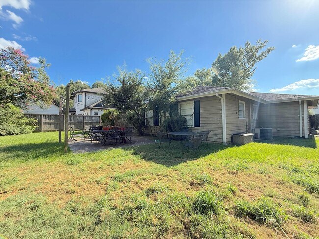Building Photo - 1434 Glourie Dr