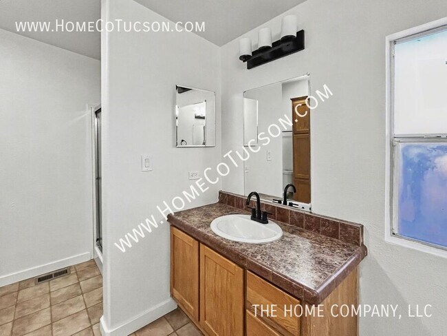 Building Photo - 5840 E Dakota Rd