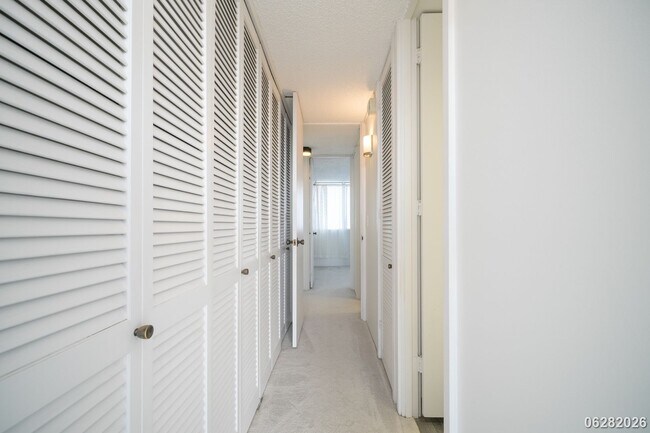 Building Photo - 2 Bd/2 Ba/1 Parking Condo in Banyan Tree Plaza, Honolulu
