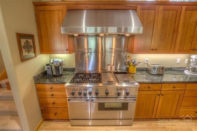 Building Photo - Move in special $1000 off first months rent / Gated Community in Awbrey Glen