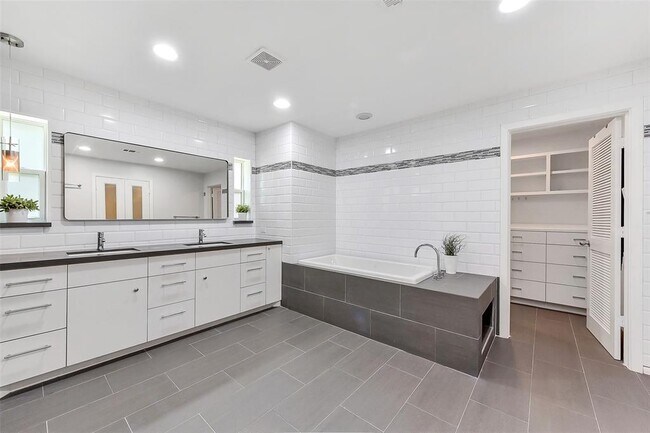 Building Photo - 12326 Old Oaks Dr
