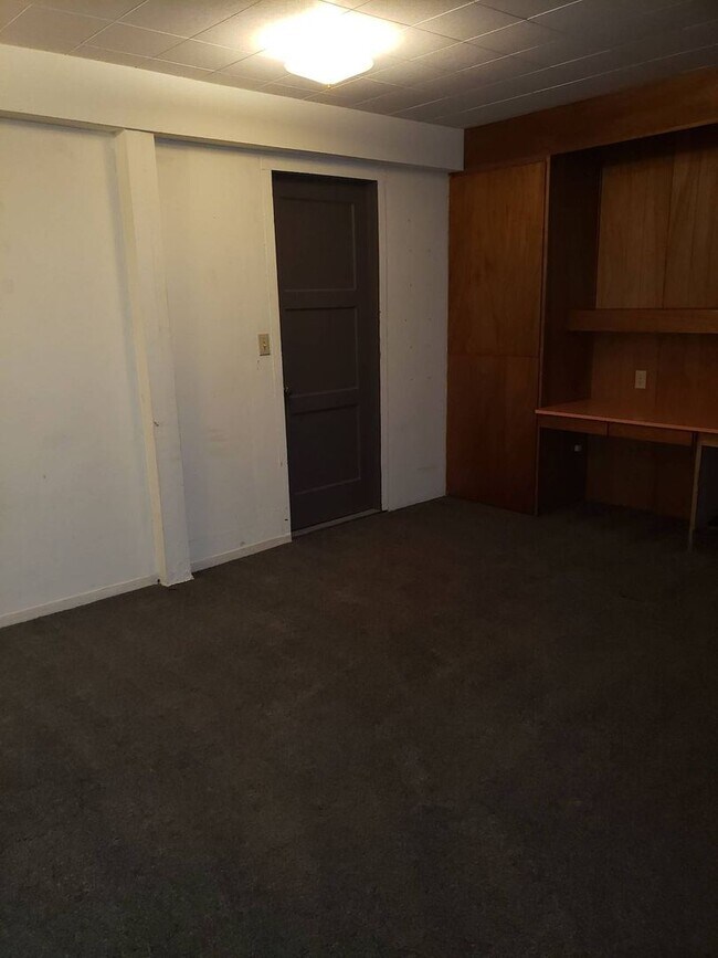 Building Photo - 1065 NE Duncan Ln