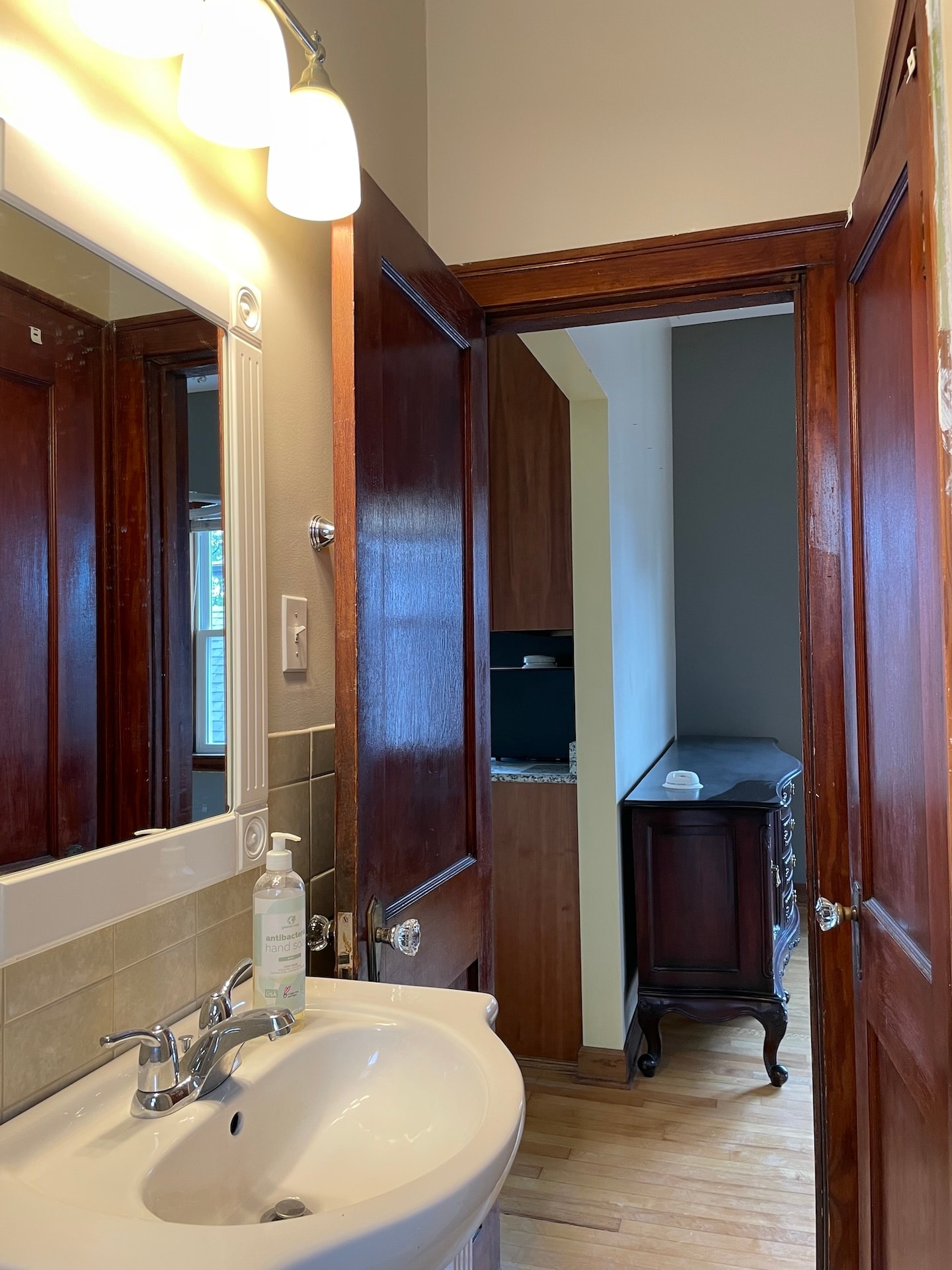 bathroom 1 - 2877 S Throop St