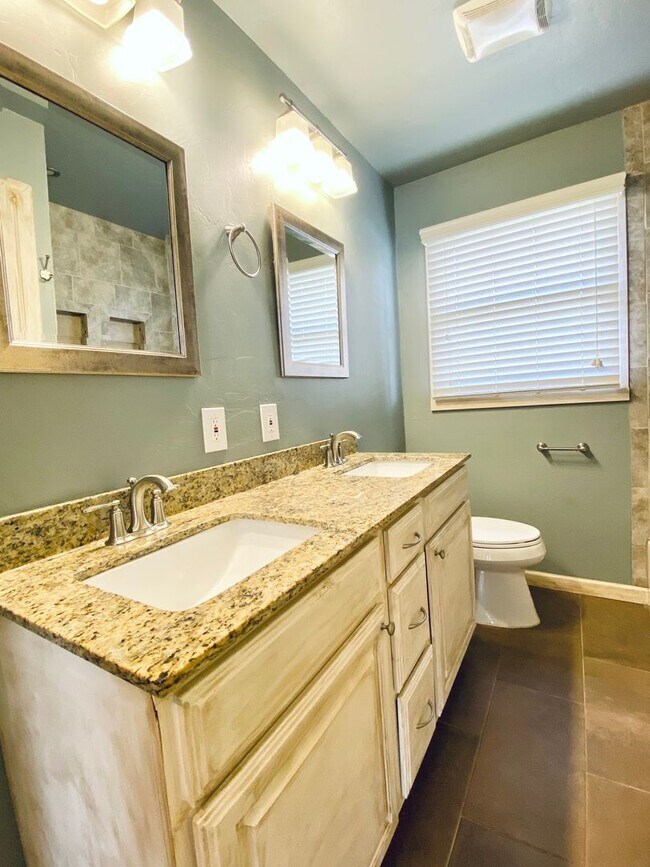 Building Photo - 3 Bed 1 bath with Huge Backyard!!