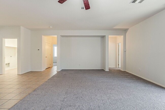 Building Photo - 3 Bed 2 Bath - New Kitchen Appliances\Carp...
