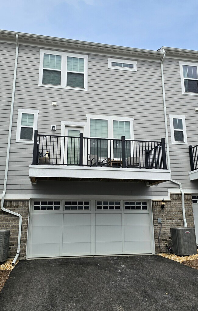 Building Photo - 6303 Sandbelt Dr