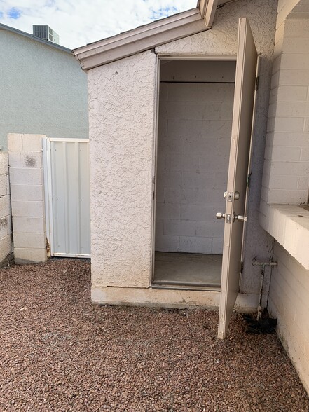 Building Photo - 444 W Ivyglen St
