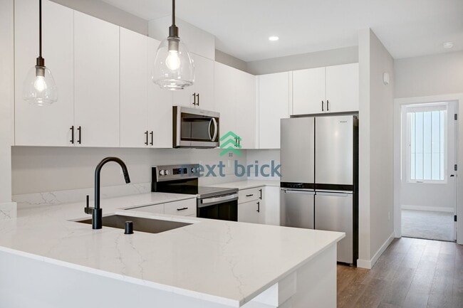 Building Photo - A fabulous 3 bedroom and 3 bathroom house