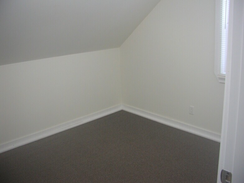 Building Photo - 241 E Ronning Ave