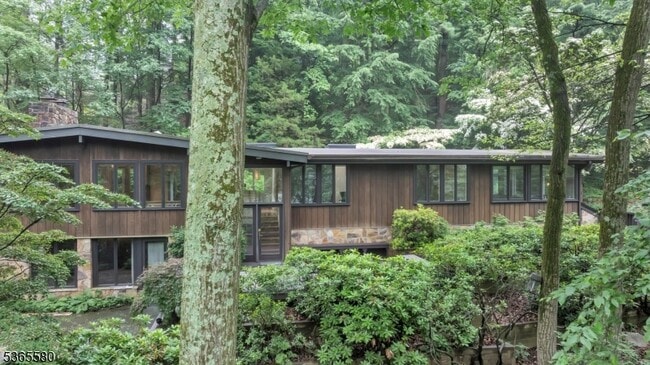 Building Photo - 37 Lenape Dr