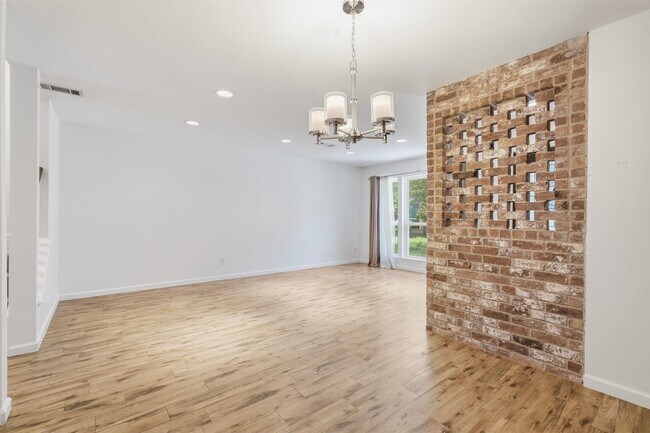Building Photo - 450 N Post Oak Ln