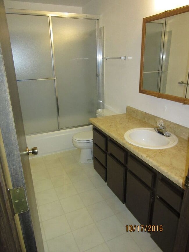 Building Photo - Inviting 2 Bedroom, 1.5 Bath Townhouse Dup...