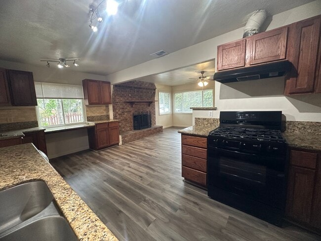 Building Photo - Three Bedroom 2 Bathoom with Large Yard