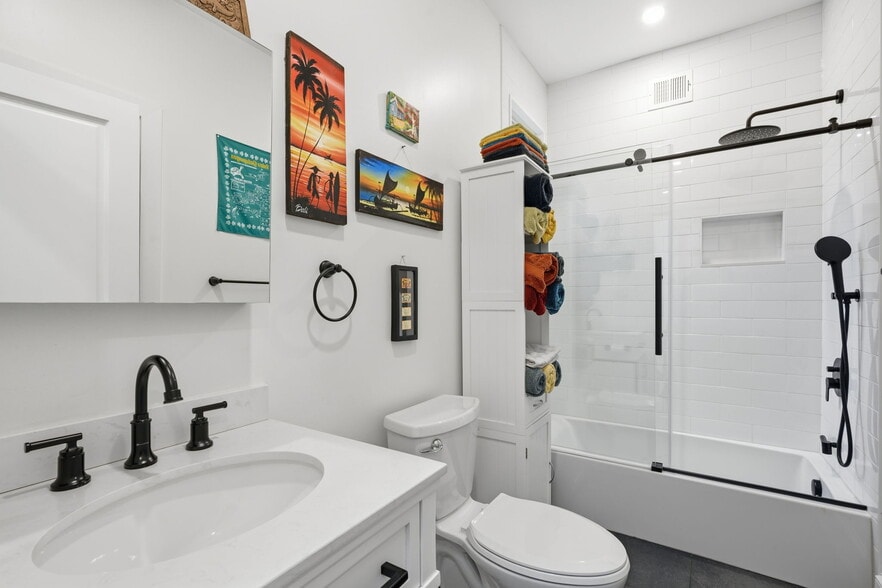 Building Photo - 502 D St NE