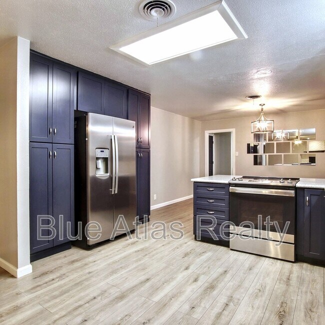 Building Photo - 608 W Pleasantview Dr