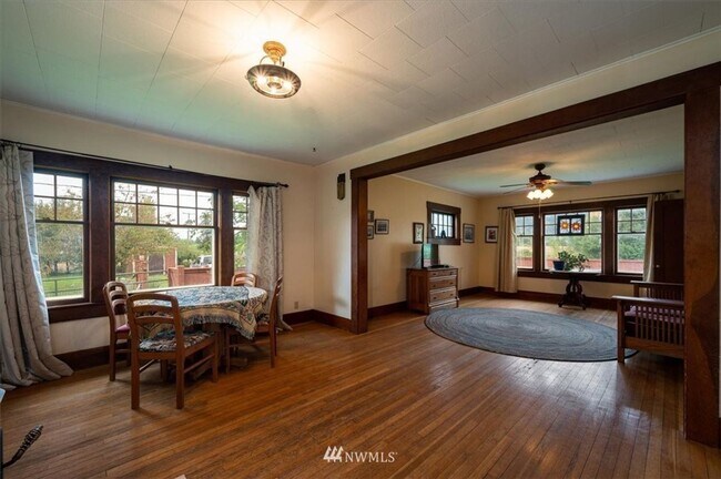 Building Photo - 3 Bedroom 1800 sq ft Cute Farm House with Acreage for Animals/Livestock