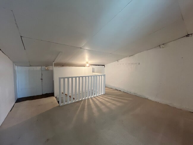 Building Photo - Large, well-maintained 4-bedroom, 1-bathroom row home