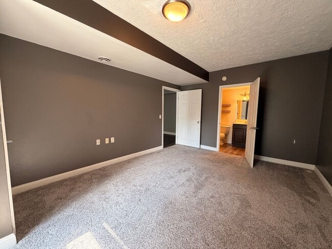 Building Photo - 5712 E Town Dr