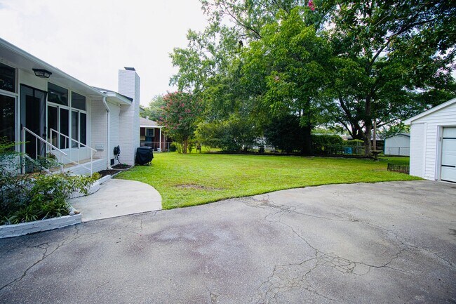 Building Photo - Stunning 3 Bedroom, 2 Bathroom in West Col...