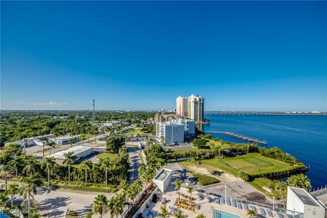 Building Photo - 3000 Oasis Grand Blvd