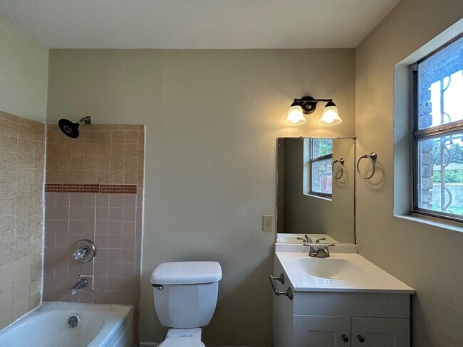 Building Photo - 1006 Laurel Dr