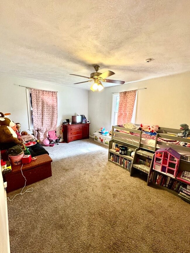Building Photo - 4 bed 2 Bath Home for Rent in Portsmouth!