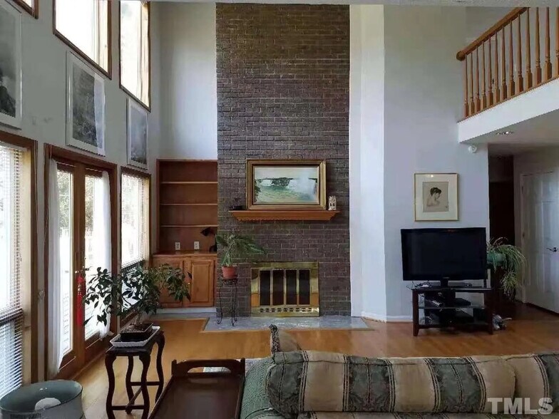 Building Photo - Room in House on Kingsway Dr