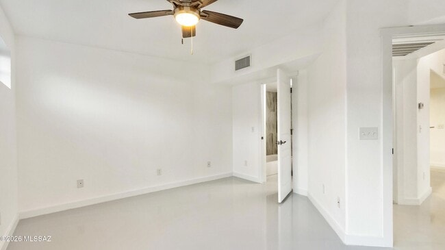 Building Photo - 574 Duchess Dr