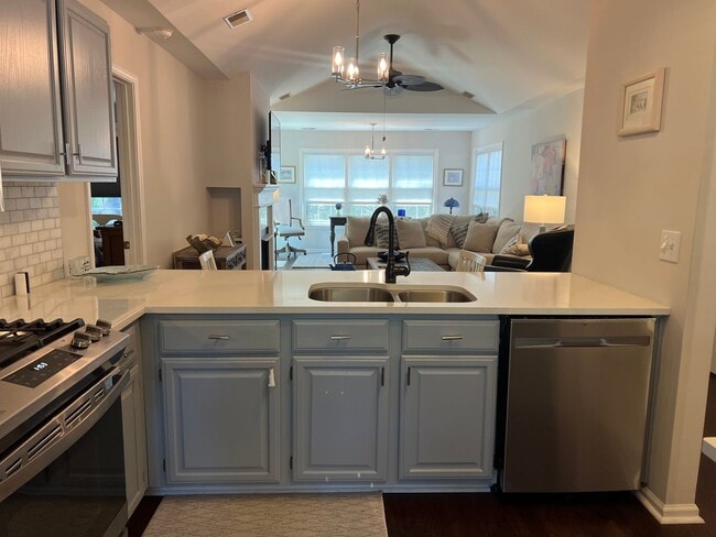 Building Photo - Lovely Condo in Shipyard with a Garage