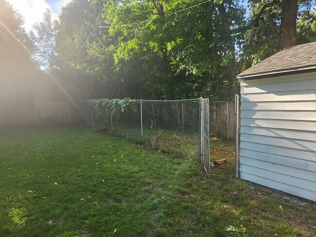 Building Photo - Beautiful remodeled 3BR, 1.5 Bth with garage and fenced backyard with newer stainless appliances